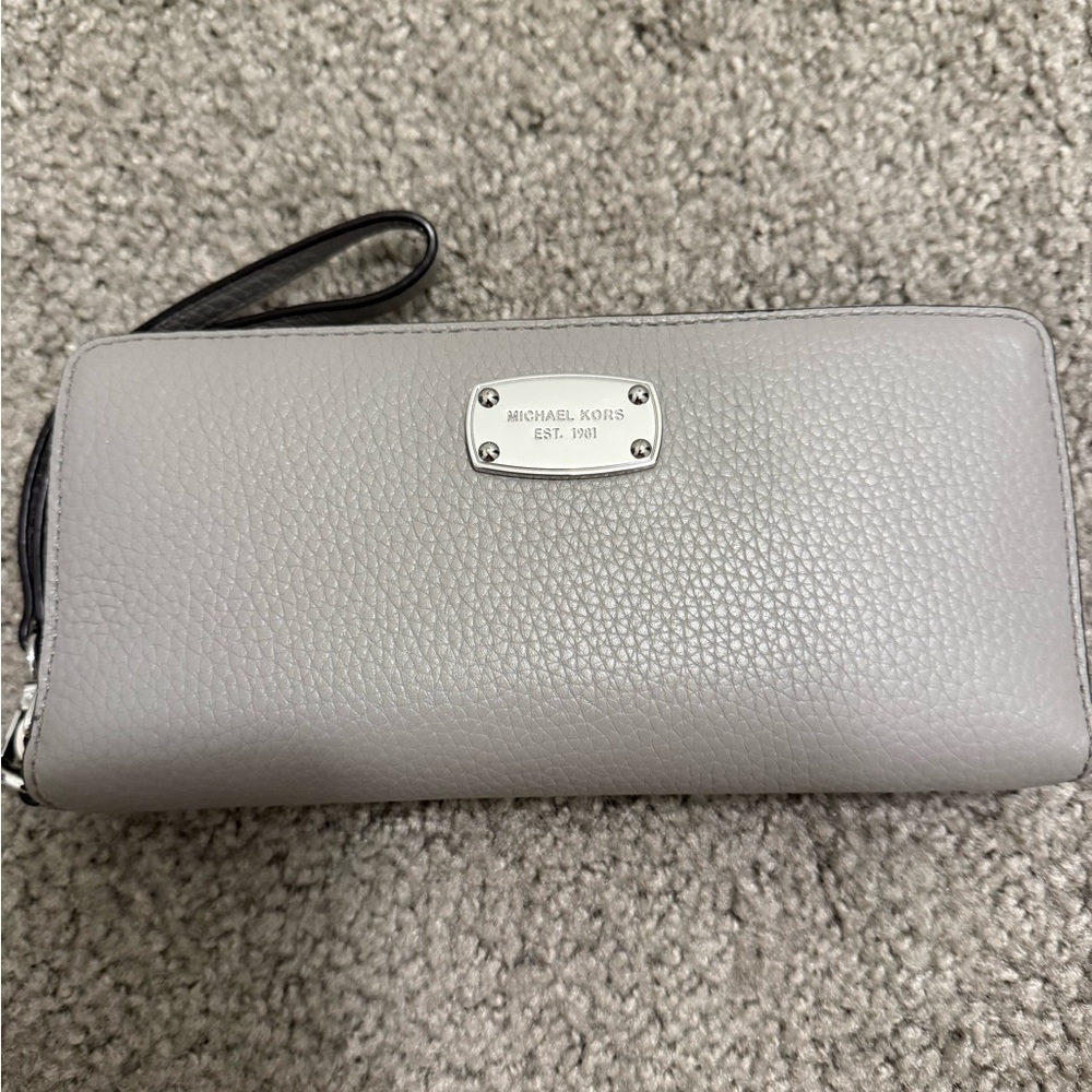 Michael Kors Jet Set Travel Large Zip Around Wallet Pebbled Leather Gray Wristle